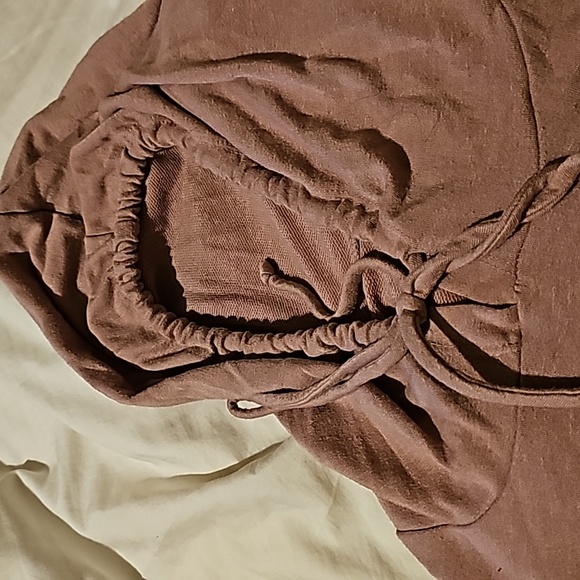 Hoodie.. two front pockets..rounded bottom.. peek a boo back - Picture 5 of 7